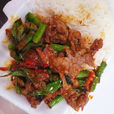ผัดพริกแกงเนื้อราดข้าวหอมมะลิ