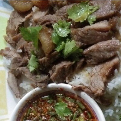 ข้าวเนื้ออบ/หมูอบ+น้ำจิ้มแจ่ว