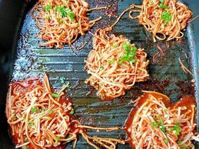 เห็ดเข็มทองย่างพริกป่น