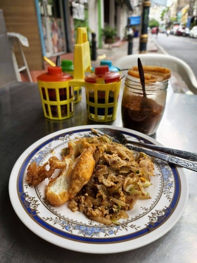 ผัดเซี้ยงไฮ้ไก่ ไข่ดาวกรอบ