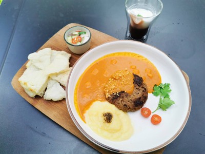 โฮมเมดแฮมเบิร์กเนื้อซอสมัสมั่นเส้นใหญ่อยุธยากรอบ