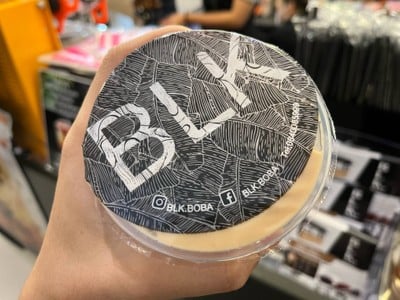 ชานมไข่มุกคาราเมลและไข่มุกเฉาก๊วย