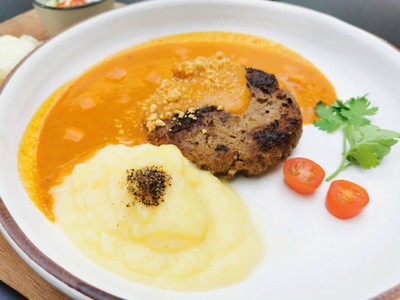 โฮมเมดแฮมเบิร์กเนื้อซอสมัสมั่นเส้นใหญ่อยุธยากรอบ