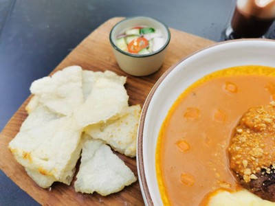 โฮมเมดแฮมเบิร์กเนื้อซอสมัสมั่นเส้นใหญ่อยุธยากรอบ