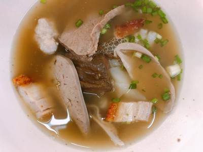 เมนูของร้าน ก๋วยจั๊บหมูกรอบ หลีเจ็กตง ซอยเฉลิมพระเกียรติ 35