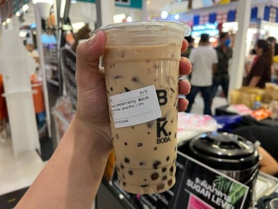 ชานมไข่มุกคาราเมลและไข่มุกเฉาก๊วย