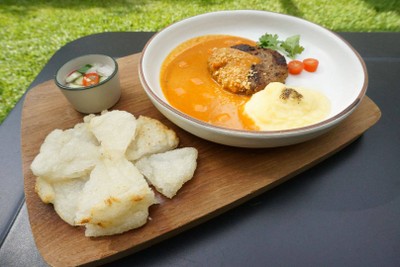 โฮมเมดแฮมเบิร์กเนื้อซอสมัสมั่นเส้นใหญ่อยุธยากรอบ