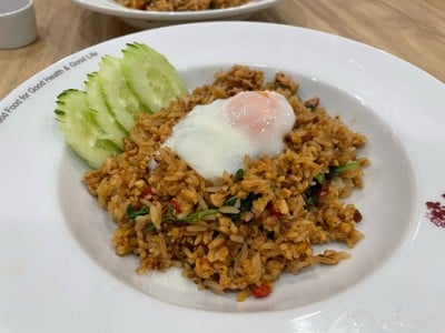 ข้าวผัดกระเพราหมูไข่ออนเซ็น