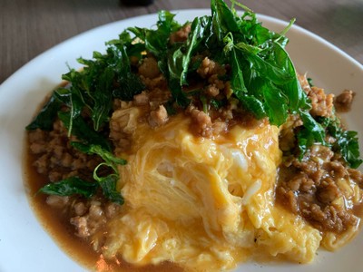 ข้าวไข่ข้นกระเพากรอบหมูสับ