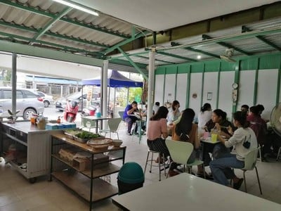 บรรยากาศ ก๋วยเตี๋ยวไก่ตุ๋นราชพฤกษ์ ข้าวหมูทอดสุดแซ่บ