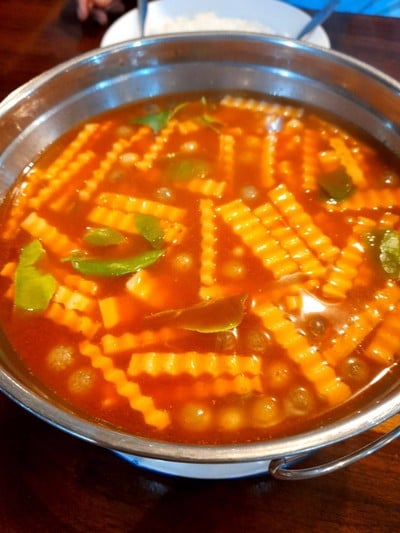 แกงส้มไข่ปลาริวกิวยอดมะพร้าว