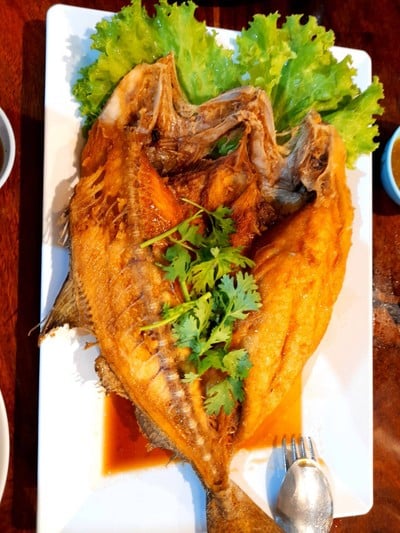 ปลาสำลีทอดราดซอสน้ำปลา