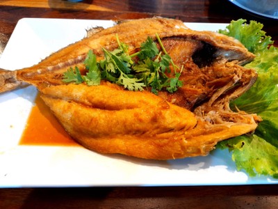 ปลาสำลีทอดราดซอสน้ำปลา