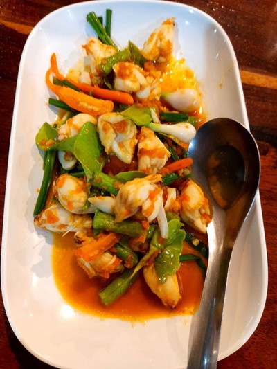 เนื้อปูก้อนผัดพริกเหลือง