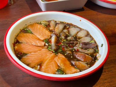 ยำนัวสองเกลอ(แซลมอน+คอหมูย่าง)