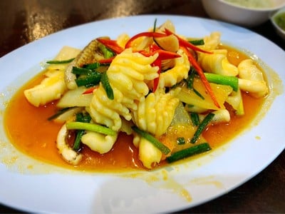 ร้านอาหารต้นหาด