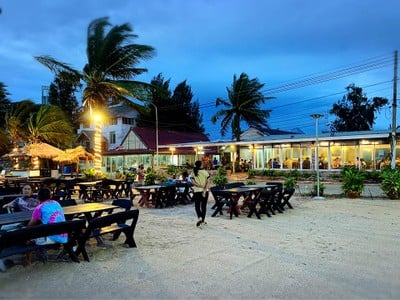 ร้านอาหารต้นหาด