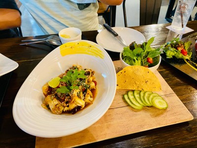 น้ำตกปลาหมึกหอมไซส์ใหญ่สไตล์ไทย