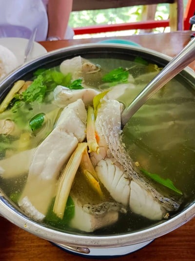 ต้มยำปลากระพงน้ำใสใบกะเพรา