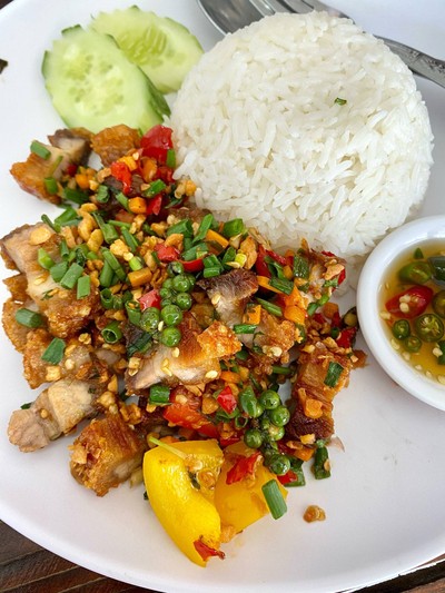 หมูกรอบคั่วพริกเกลือราดข้าว