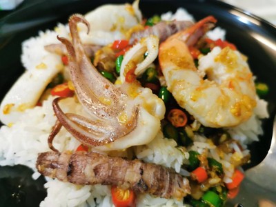 ข้าวราดรวมมิตรผัดพริกขี้หนู