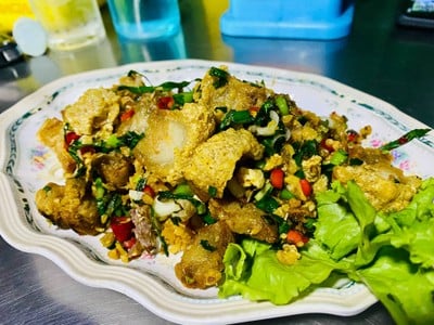 หมูกรอบผัดพริกเกลือ
