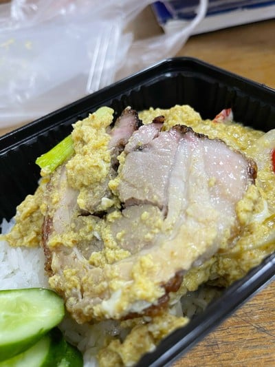 ข้าวหมูชาชูราดซอสผงกระหรี่