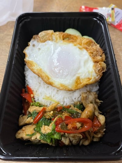 ข้าวกระเพราไก่ไข่ดาว