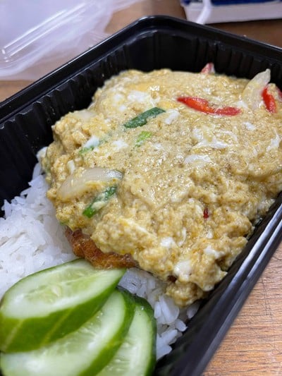 ข้าวหมูชาชูราดซอสผงกระหรี่