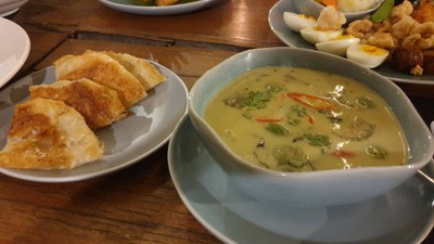 แกงเขียวหวานหมู เสิร์ฟพร้อมแผ่นโรตี