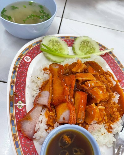 ข้าวหมูแดงหมูกรอบ