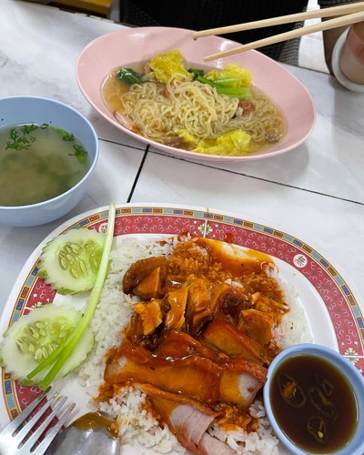 ข้าวหมูแดงหมูกรอบ