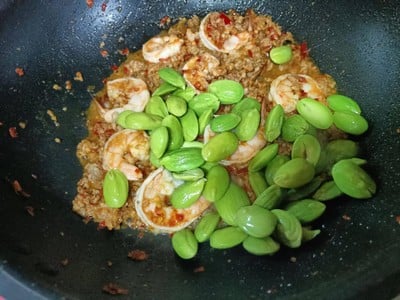 วิธีทำ สะตอผัดกะปิกุ้งสดหมูสับ