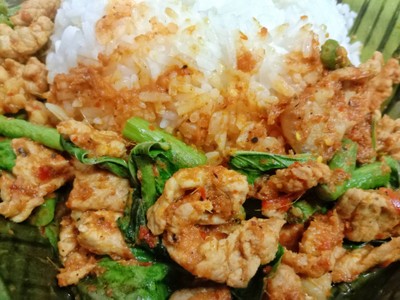เครื่องแกงหมูราดข้าว
