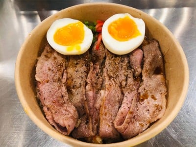 ข้าวหน้าเนื้อริบอายสไลซ์ย่างไฟไข่ต้ม