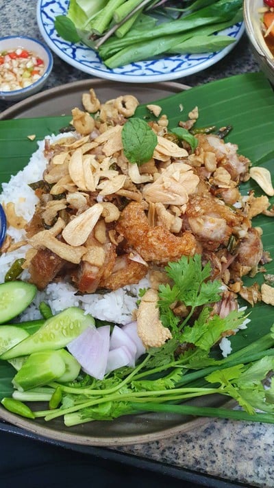 ข้าวหมูกรอบพริกขี้หนู