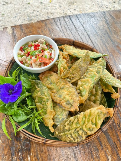 ยำใบเหลียงทอดกรอบ