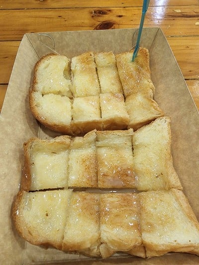 ขนมปังปิ้งเนยนม