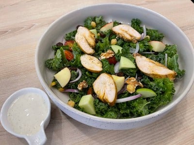 สลัดผักเคลอกไก่น้ำมันทรัฟเฟิล