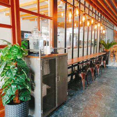 ร้านแบ่งเป็น 2 โซน ร้านกาแฟ และ ร้านขายอุปกรณ์ร้านกาแฟ