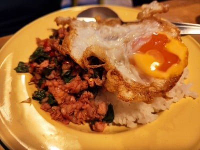 ข้าวกะเพรา แหนม