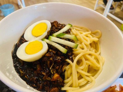 จาจังมยอน (บะหมี่ดำ) 