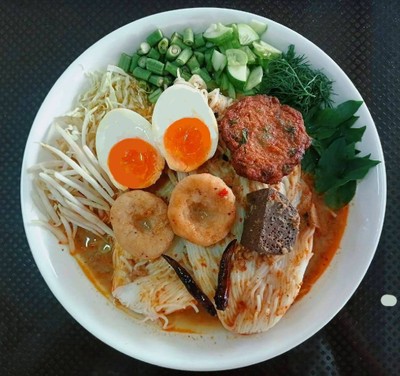 ลูกชิ้นปลากราย+เลือดไก่+ทอดมันปลากราย+ผักสด  50 บาท กลับบ้าน 55 บาท