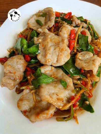 ลูกชิ้นปลากรายผัดฉ่า