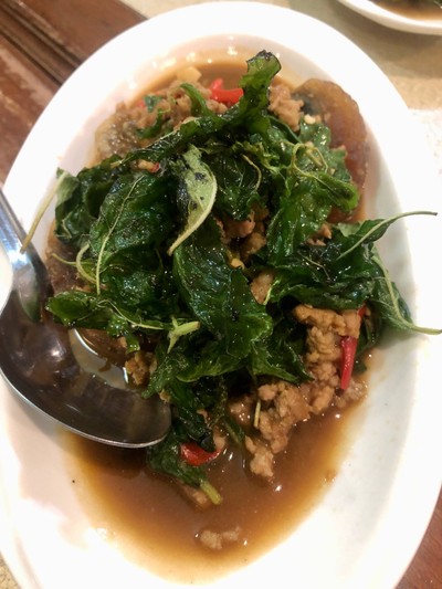 กะเพราไข่เยี่ยวม้า