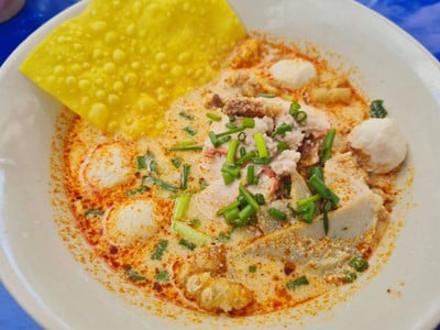 ก๋วยเตี๋ยวหมูต้มยำพิเศษเครื่อง