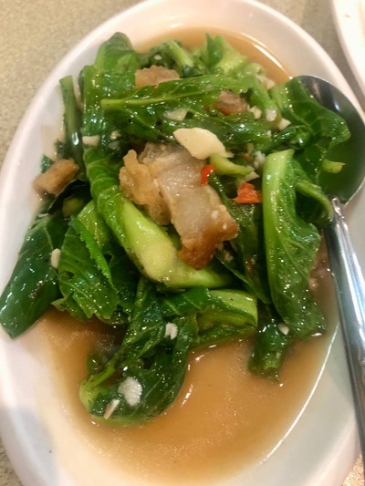 คะน้าแขนงหมูกรอบ