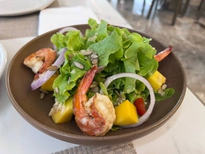 Grilled prawn and mango salad