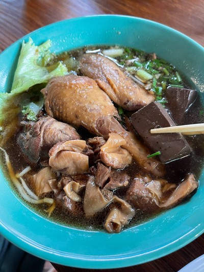บะหมี่รวมไก่ตุ๋นหมูตุ๋น