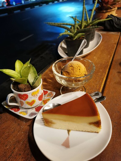 คัสตาร์ดเค้ก กับ ไอศกรีมกาแฟ